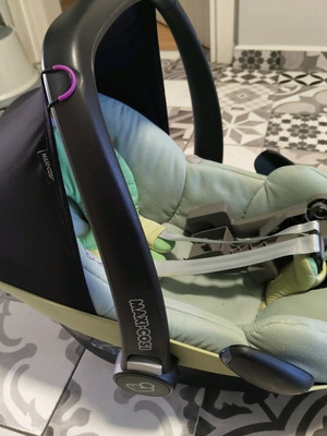 Maxi-Cosi baby car seat like new, infant carrier from newborn