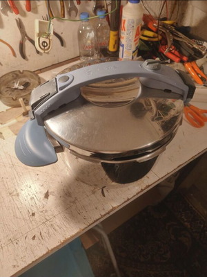 Χύτρα ταχύτητας Fissler 8 λίτρα μεταχειρισμένη, το καπάκι χρειάζεται service ή αλλαγή