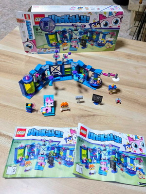 LEGO Unikitty! Dr. Fox Laboratory used set with 359 pieces and 4 minifigures