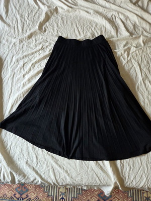 LCW Casual black pleated midi skirt with asymmetrical hem, size S
