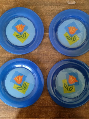 Set of 4 vintage Arcopal France plates Tulips design like new