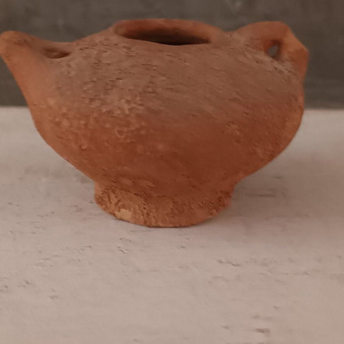 Set of 3 clay miniatures like new, oil lamp and small jars