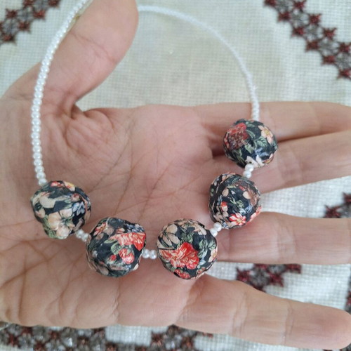 Necklace with black floral beads and pearls new