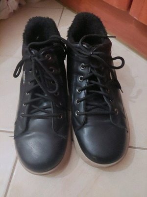 Black anatomical sneakers boots like new
