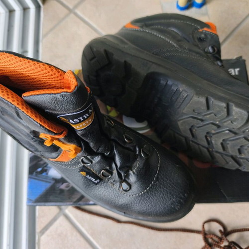 Safety work boots No.40 new with toe protection and anti-slip