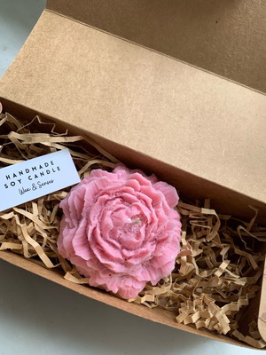 Soy candle with rose scent flower-shaped made to order