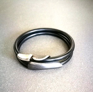 The  V clip bracelet