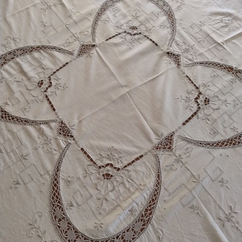 Round tablecloth with embroidery, diameter 1.70m