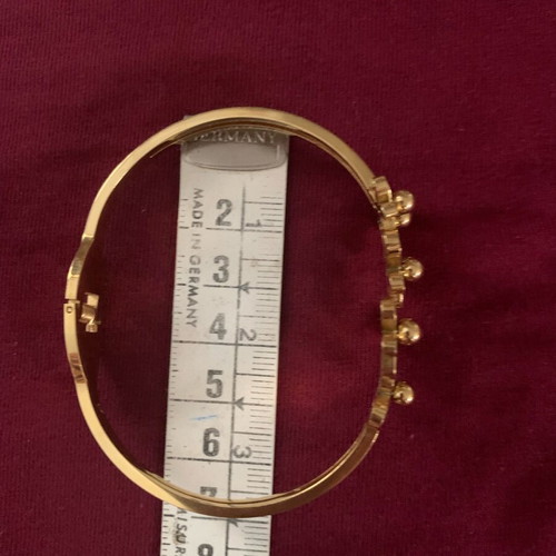 Bracelet in gold color with carved flowers like new