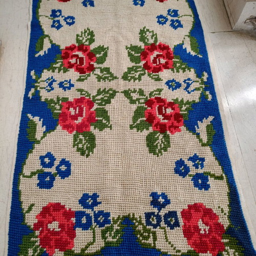 Embroidered Metered Rug like new, 1.60 by 90