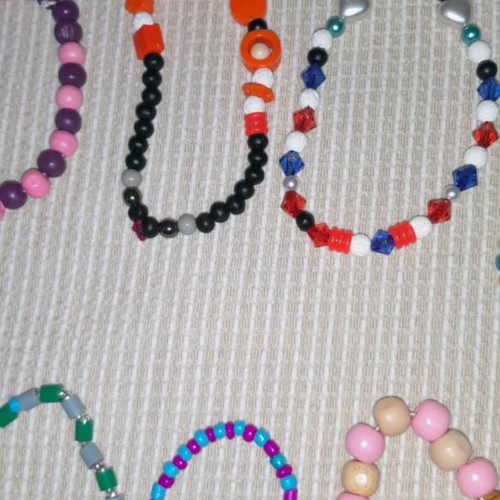 Handmade jewelry set with 67 bracelets, 25 pairs of earrings, 34 keychains new