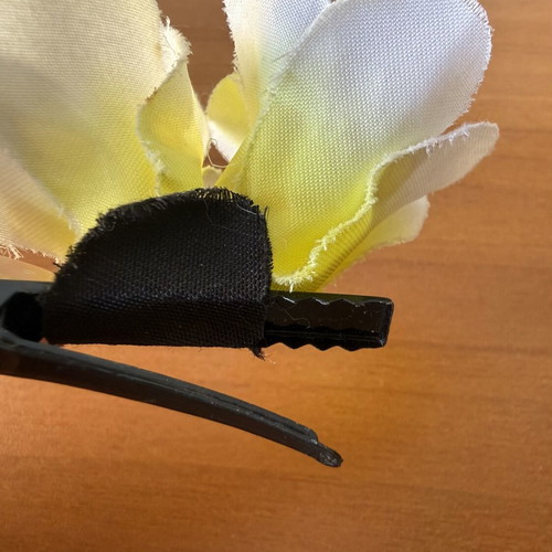 Hair clip with white and yellow flowers