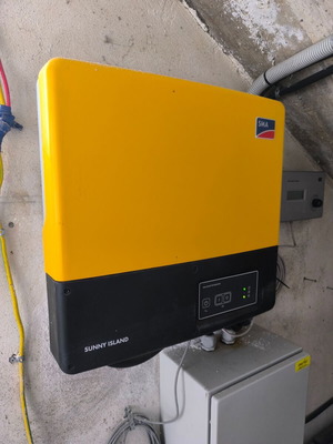 SMA Sunny Island 2422 and Sunny Boy 2100TL inverters like new with SRC-20 controller