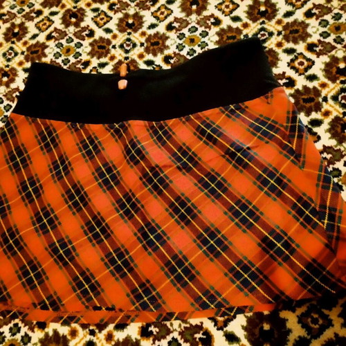 Mini red checkered skirt like new, elastic waist, size S