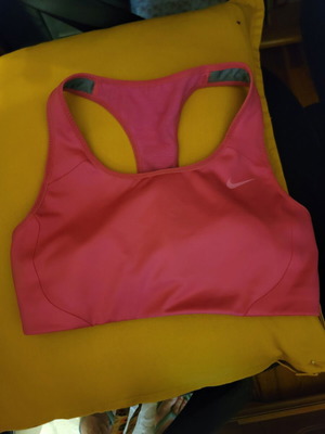 Αθλητικό μπουστάκι Nike μέγεθος S σαν καινούργιο, ροζ