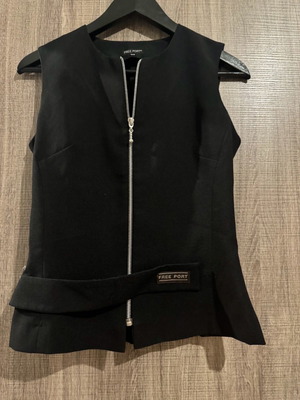 Mid-length top with zipper used, black, size S-M
