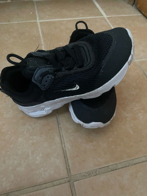 Nike παιδικά sneakers νούμερο 28,5 σαν καινούργια, μαύρα καλοκαιρινά