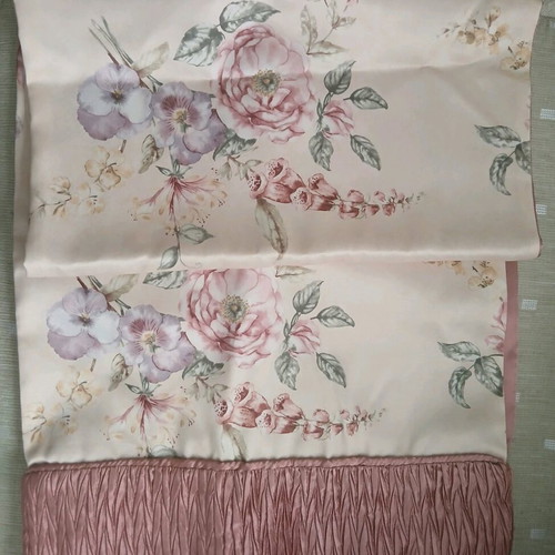 Satin table runner like new, dimensions 1.50 x 0.40