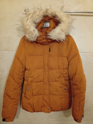 Bershka γυναικείο αδιάβροχο puffer μπουφάν με κουκούλα από συνθετική γούνα, μέγεθος S