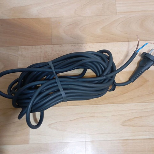 Electric wire 7 meters with plug used, 2000 watt load capacity