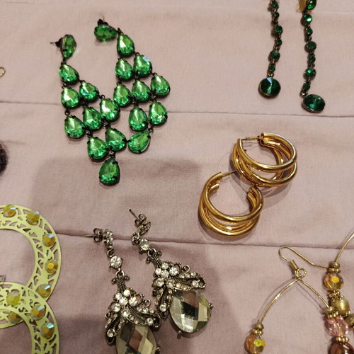 Earrings pack of 16, like new, faux