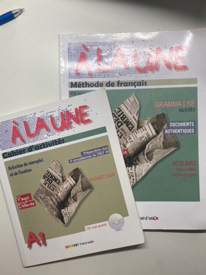 À la une A1 French books used, set of 2