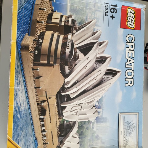 Lego Sydney Opera 10234 box with damages