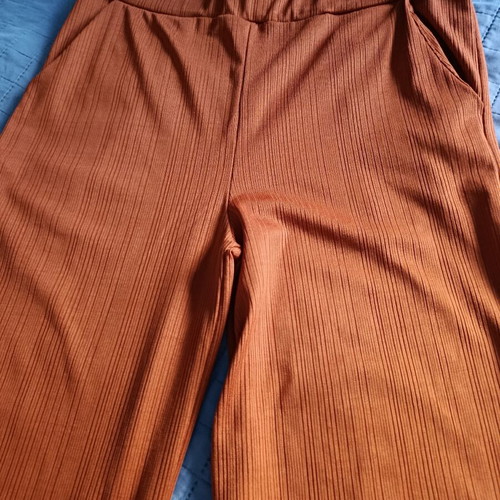 Wide-leg pants like new, chocolate color, size medium with pockets and elastic waist