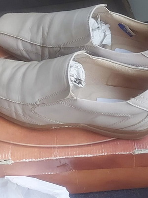 Robinson cream shoes size 42, narrow fit, like new