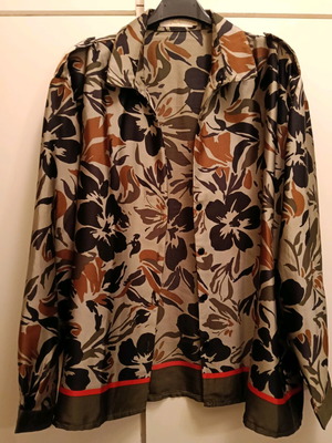 Panoforia lightweight satin short jacket like new with brown and red details