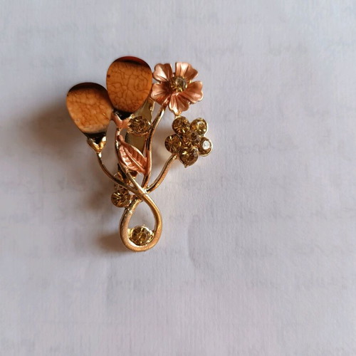 Women's pin new in gold tone