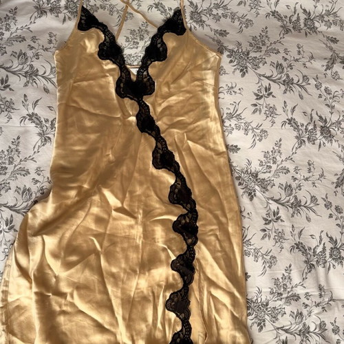 Women's satin nightgown with lace like new, gold color, size L