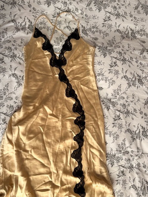 Women's satin nightgown with lace like new, gold color, size L