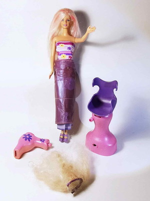 Barbie Glamour Salon Surprise Hair Salon 2001 doll used with accessories