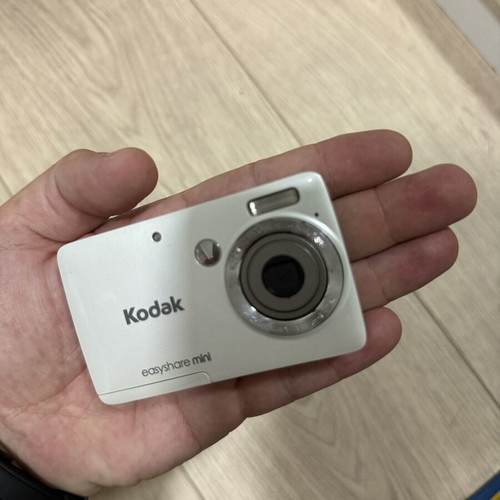 Kodak Easyshare Mini camera like new with memory card and battery