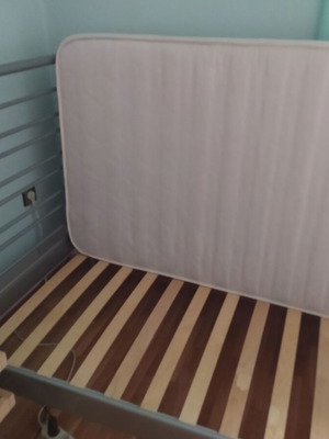 Μονό μεταλλικό κρεβάτι IKEA με τάβλες και μεταχειρισμένο στρώμα