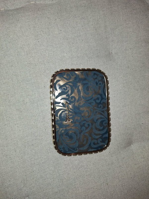 Axel small crossbody bag like new with detachable chain and embossed design