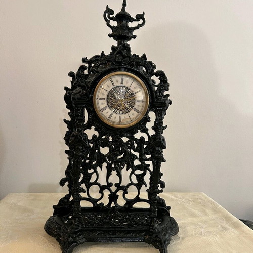 Vintage mechanical clock used, runs 10 hours nonstop