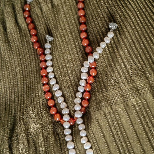 Necklace new with pearls and red agate tache