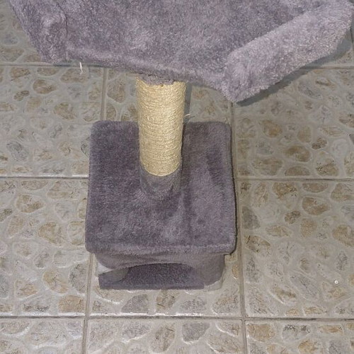 Cat scratching post like new, height 0.65m, width 0.26m
