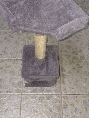 Cat scratching post like new, height 0.65m, width 0.26m