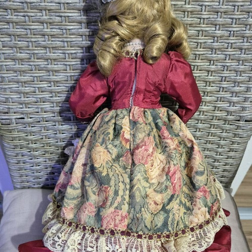Porcelain collector doll Victoria DOLLS-Kate like new