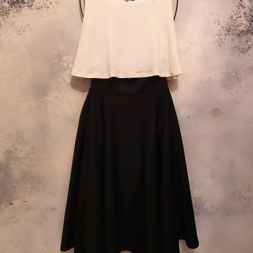 Set skirt klos with crop top small like new, black and white