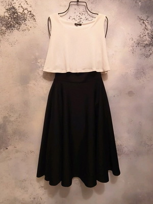 Set skirt klos with crop top small like new, black and white