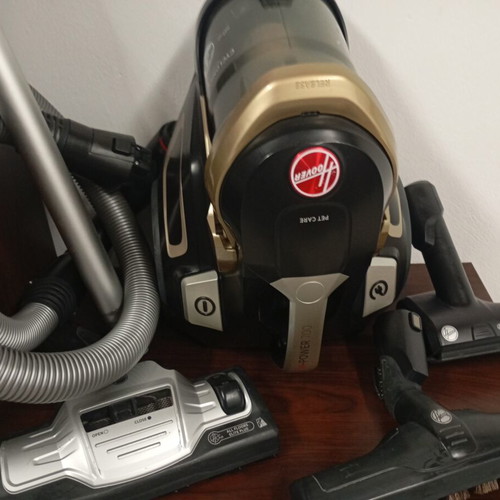 Hoover vacuum cleaner like new, bagless, good working condition