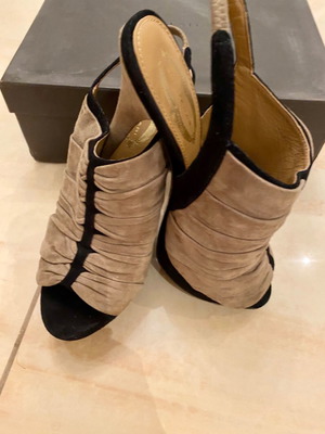Elie Tahari sandals used, suede beige and black, size 38