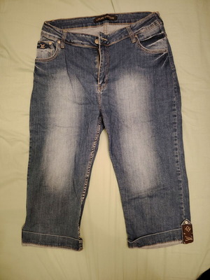 Louis Vuitton women's 3/4 denim jeans new, size 38, blue