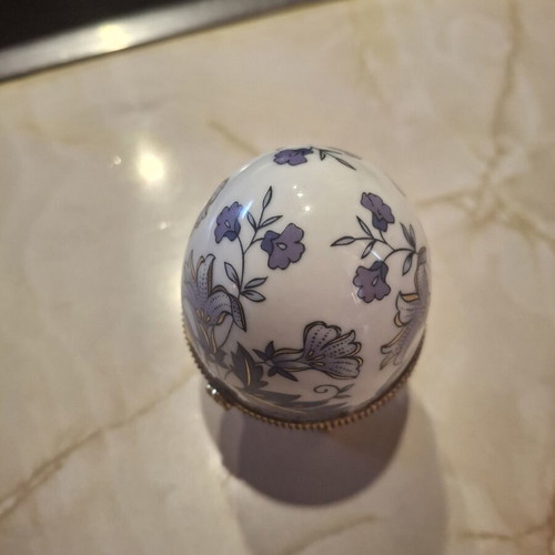 Porcelain eggs set like new