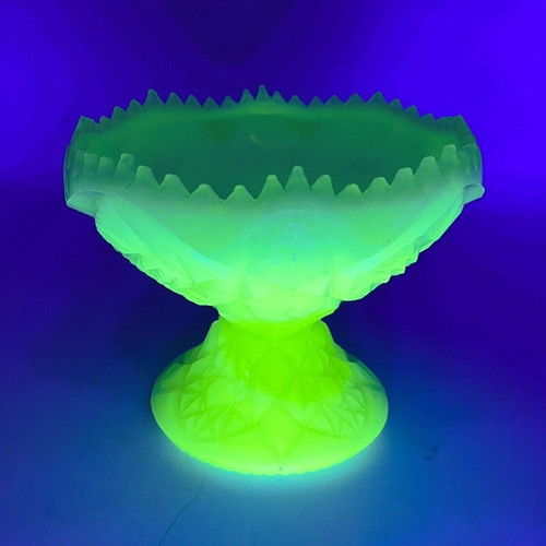 Vintage Fenton Custard Glass Bowl with Hobstar & Pinwheel Pattern like new