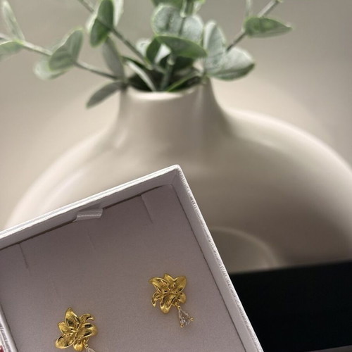 Earrings flower-shaped with crystals new, gift packaging